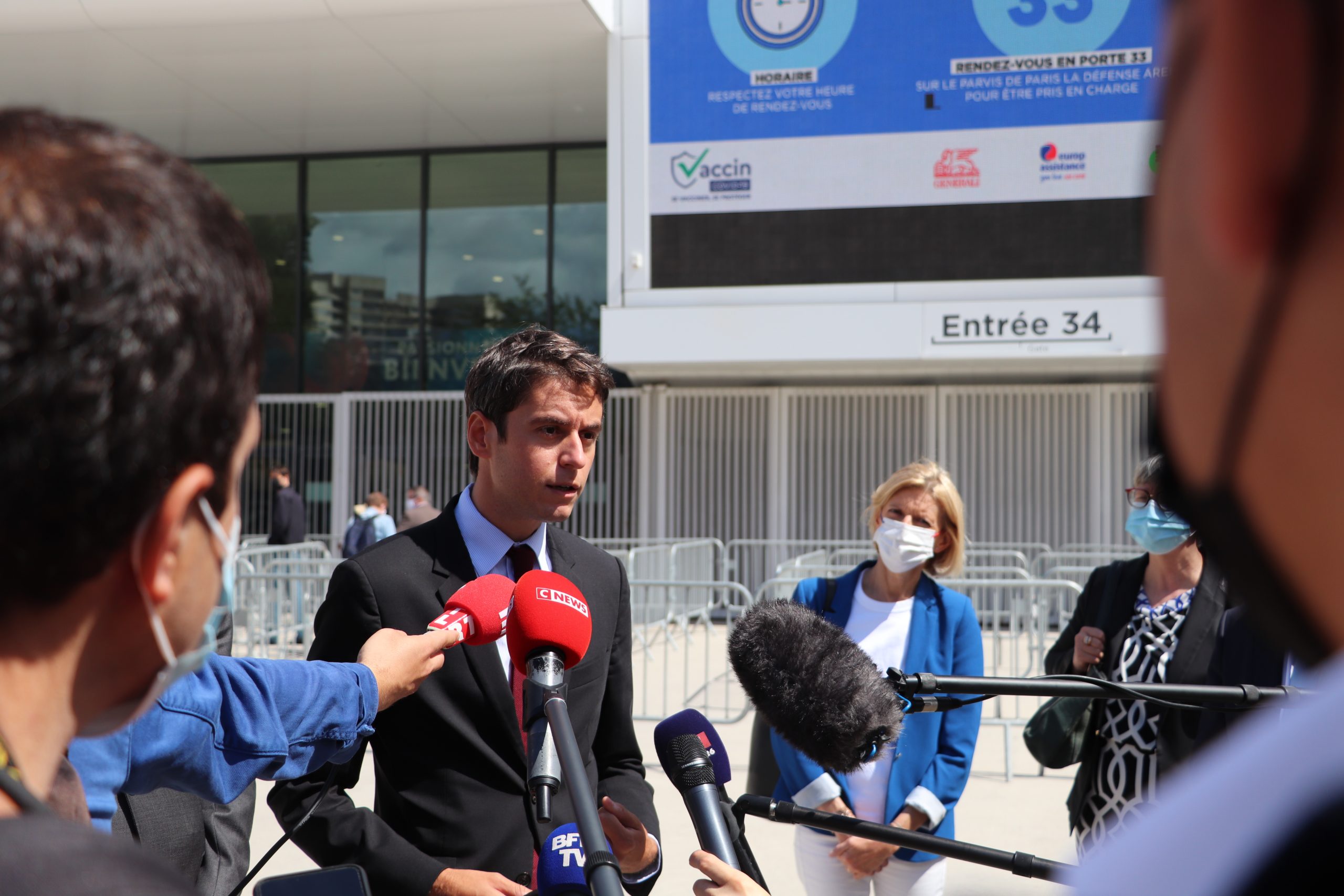 Vaccination Olivier Véran et Gabriel Attal échangent avec des jeunes
