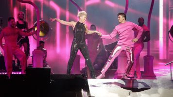 "naked woman dfw airport" - Paris La Défense Arena