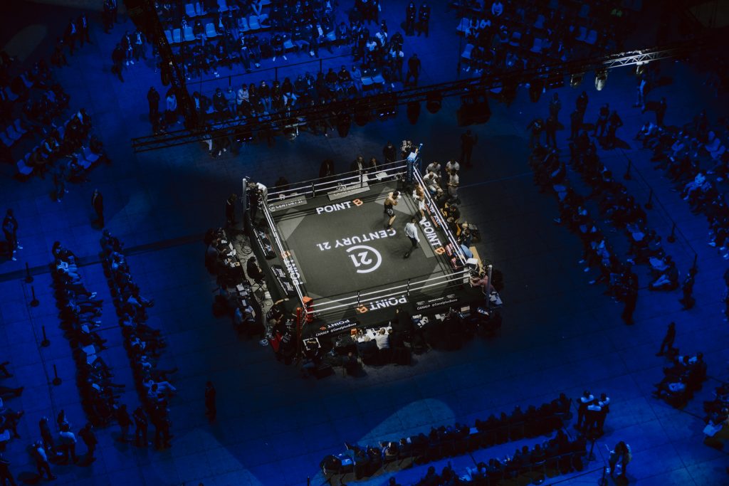 Le combat de boxe Yoka-Duhaupas vu du grill technique de Paris La Défense Arena