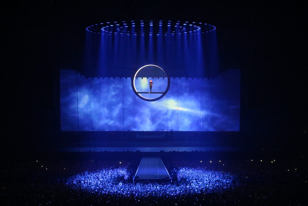 L'entrée sur scène de Mylène Farmer depuis le grill technique de Paris La Défense Arena