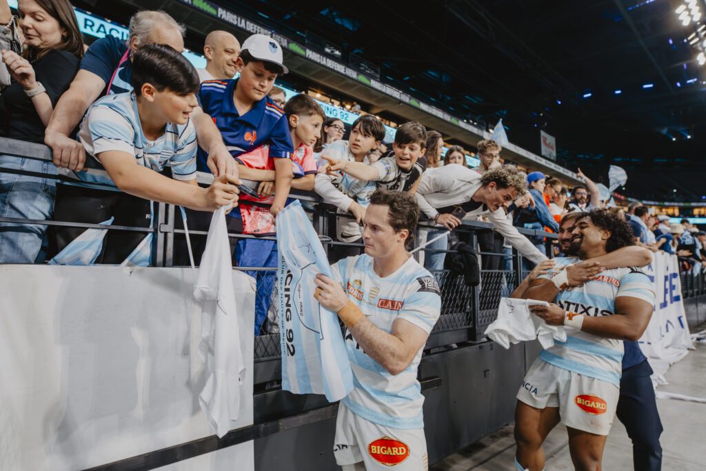 Joueurs du Racing 92 célébrant leur victoire contre le stade français avec les supporters