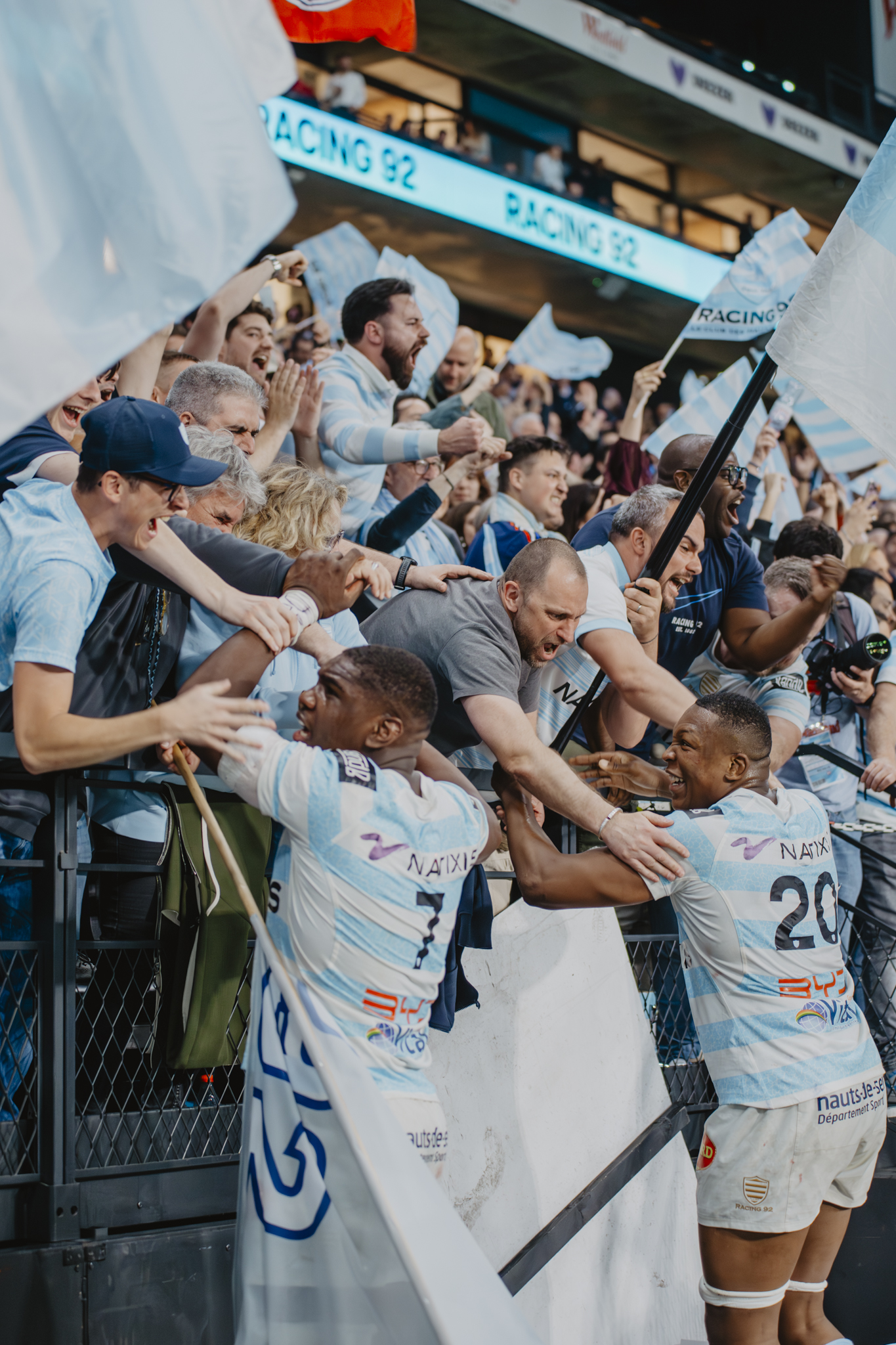Photo de joueurs du Racing 92 célébrant leur victoire contre le stade français avec les supporters