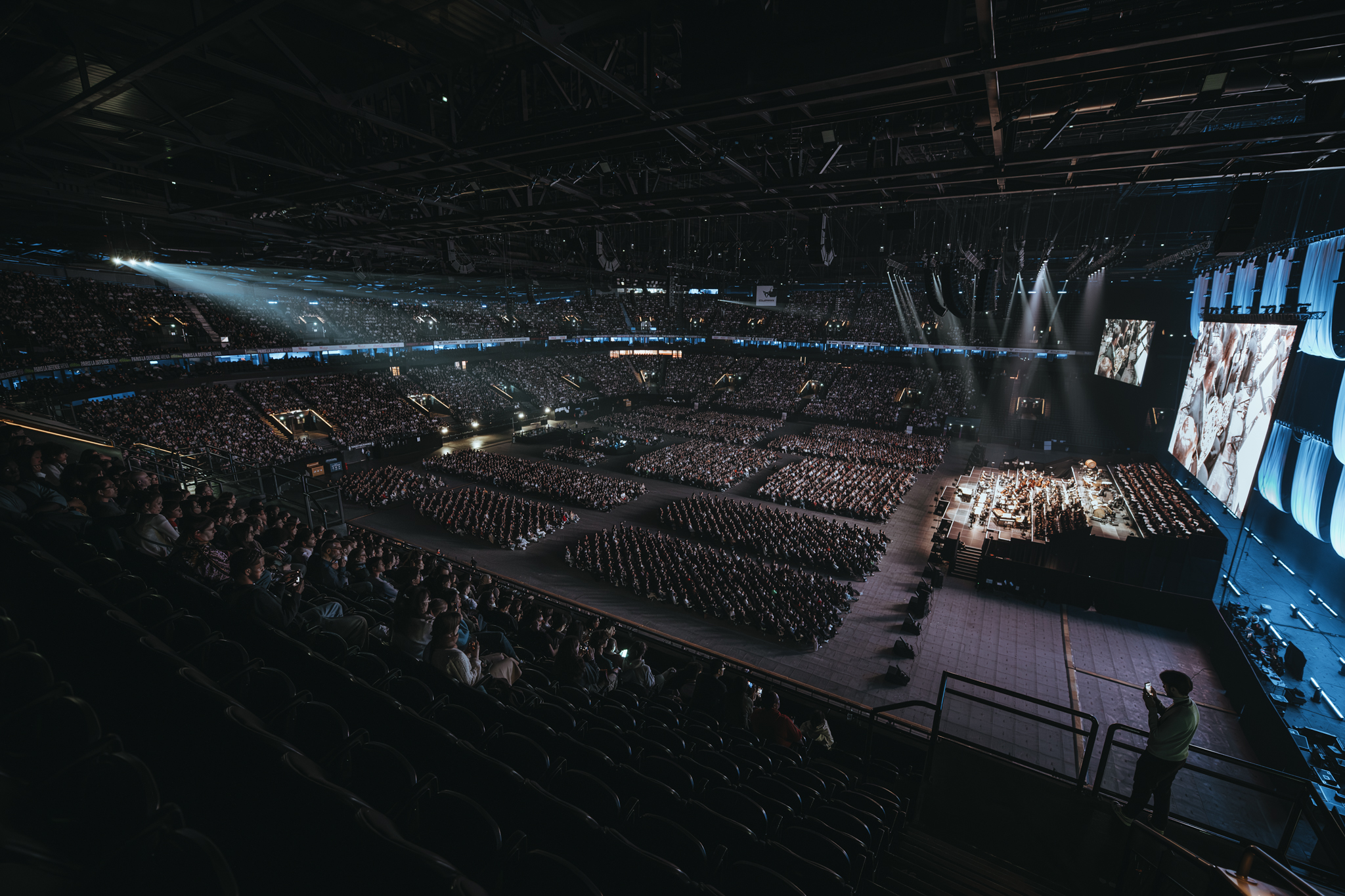 Vue de côté de la configuration de la salle pleine pendant Joe Hisaichi avec 20 000 spectateurs