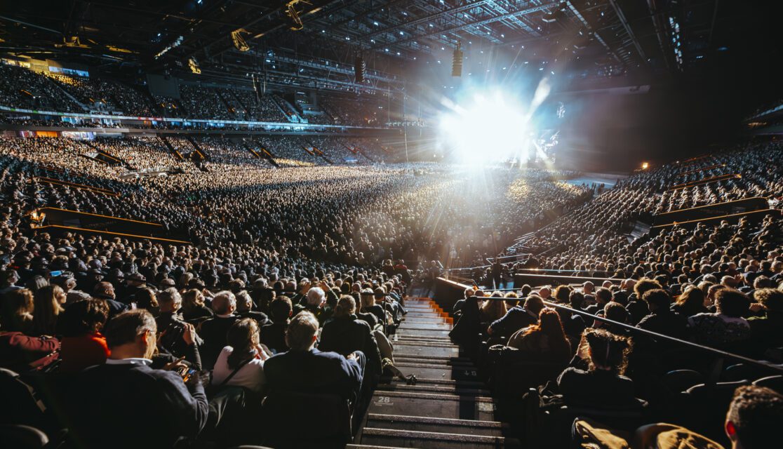 Photo de la configuration de la salle pleine depuis les gradins sud ouest avec 35 000 spectateurs