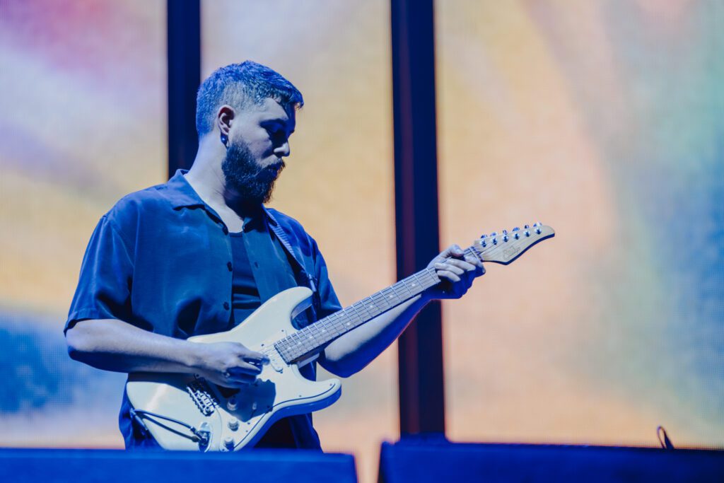 Adi Oasis Lenny Kravitz Richard Ashcroft Paris La Défense Arena guitariste trois quart scène adi oasis
