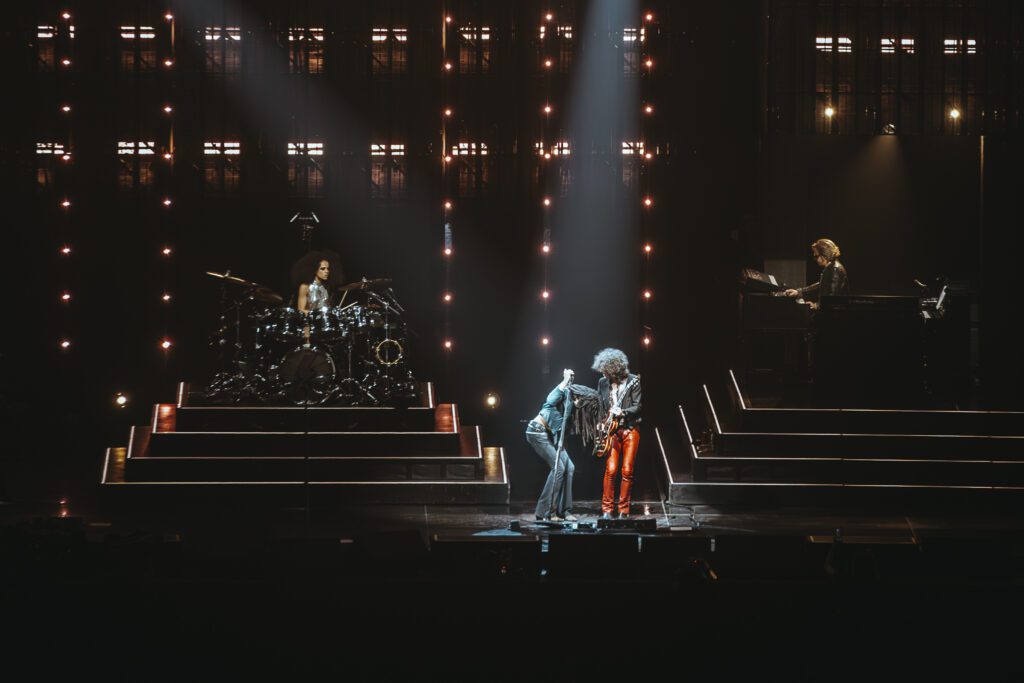 Lenny Kravitz sur scène face à son guitariste