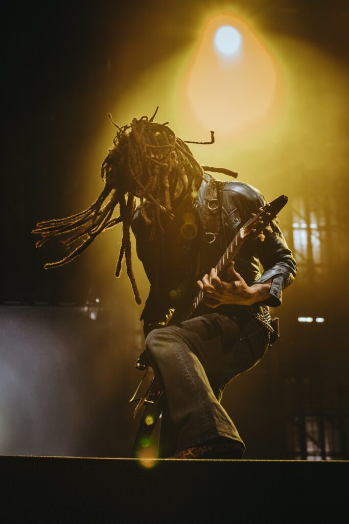 Lenny en headbang lors de son entrée sur scène à Paris la Défense Arena