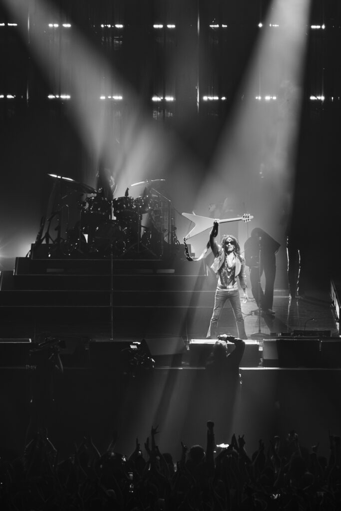 Victory pose pour Lenny Kravitz à Paris La Défense Arena guitare en main Gibson Flying V Noir et blanc