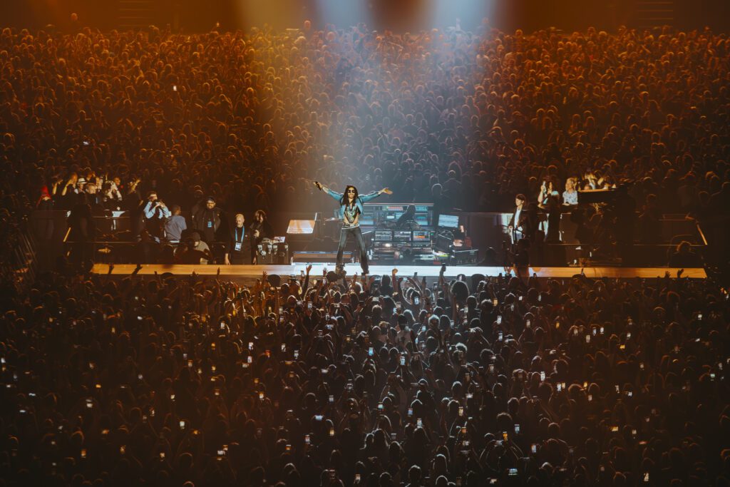 Victory pose pour Lenny Kravitz à Paris La Défense Arena proscénium