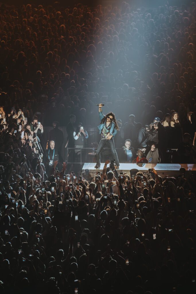 Lenny célèbre au bout du proscénium de paris la défense arena