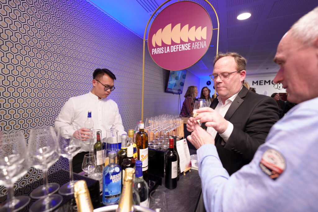 retrait de boissons au stand dans el couloir des loges