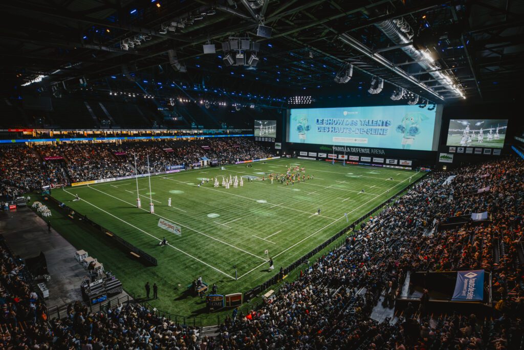 vue trois quart du terrain de rugby à paris la défense arena face mur nord