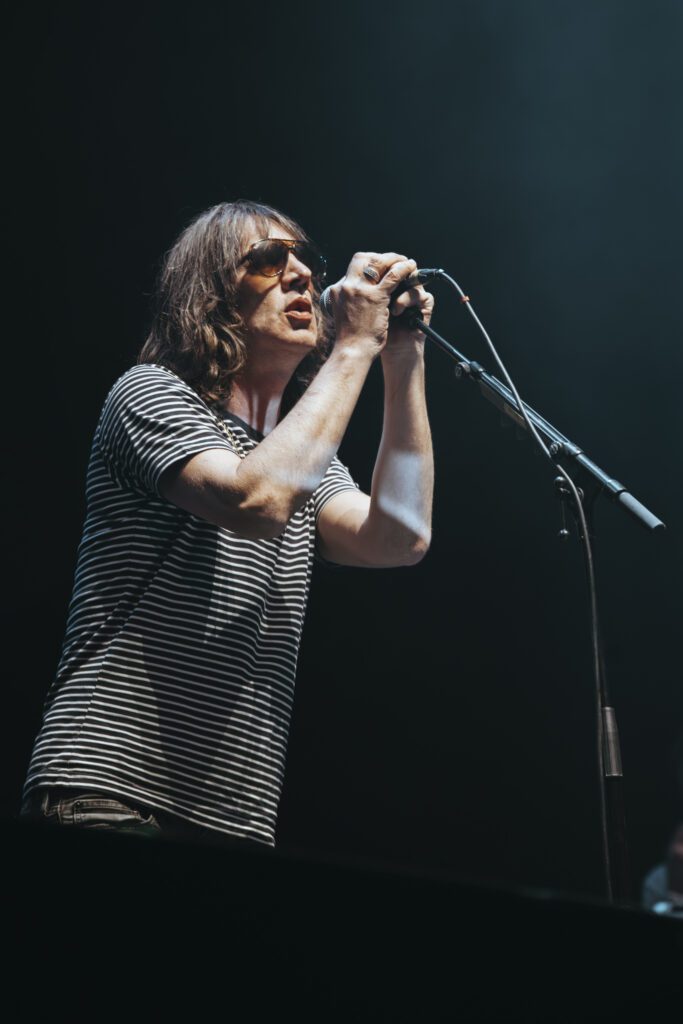 Richard Ashcroft au micro sur scène à Paris La Défense Arena