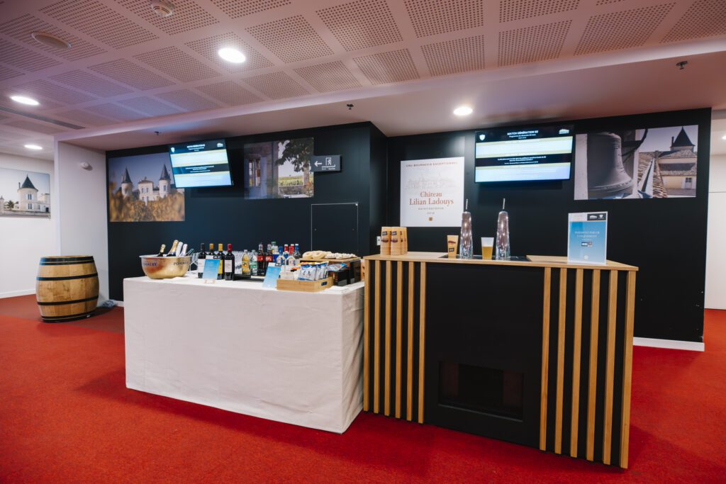 Bar du Salon Lilian Ladouys pour la conférence sur l'avenir du sport Racing 92 UBB angle global