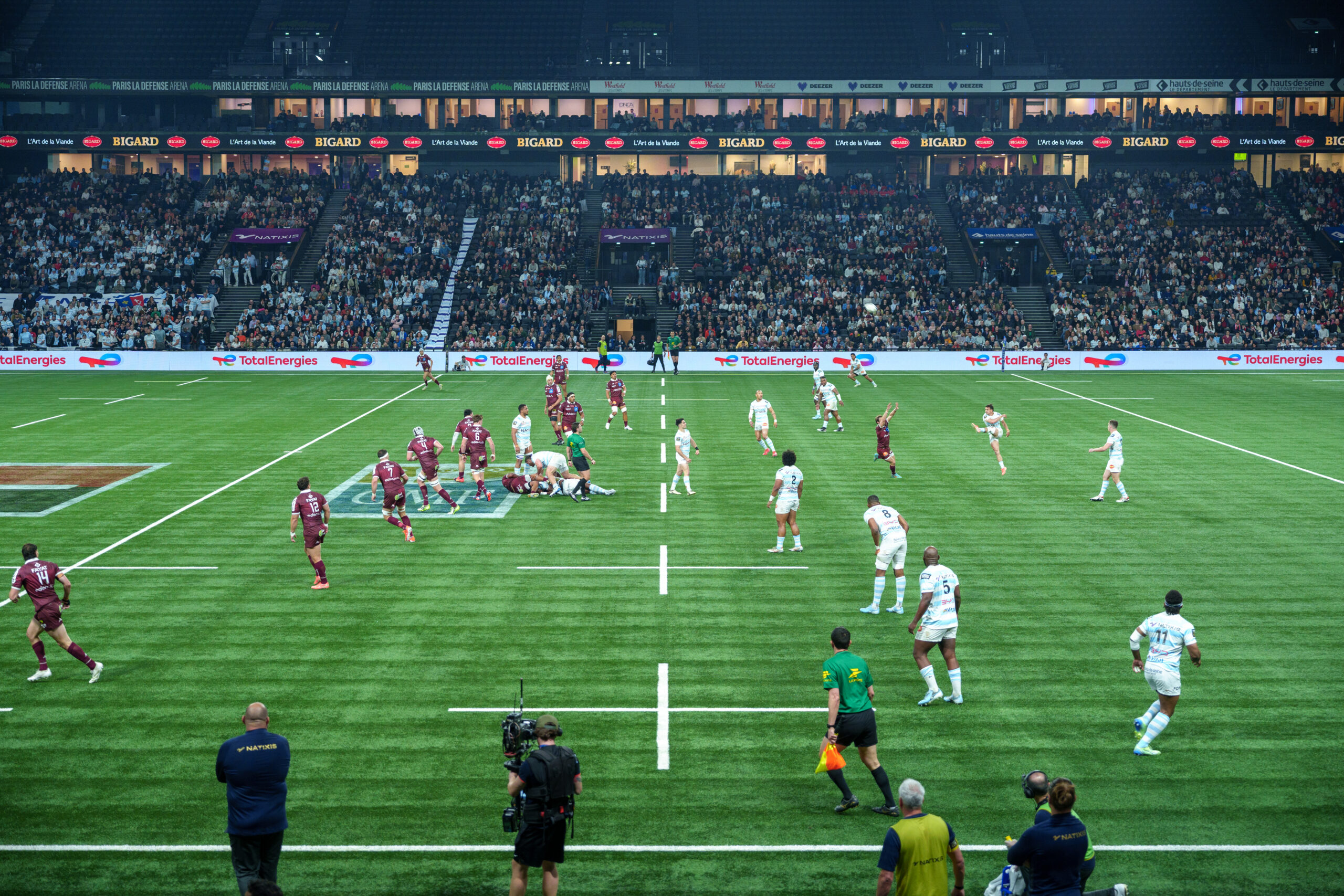 Photo terrain match de rugby avec joueurs racing 92 vs Bordeaux