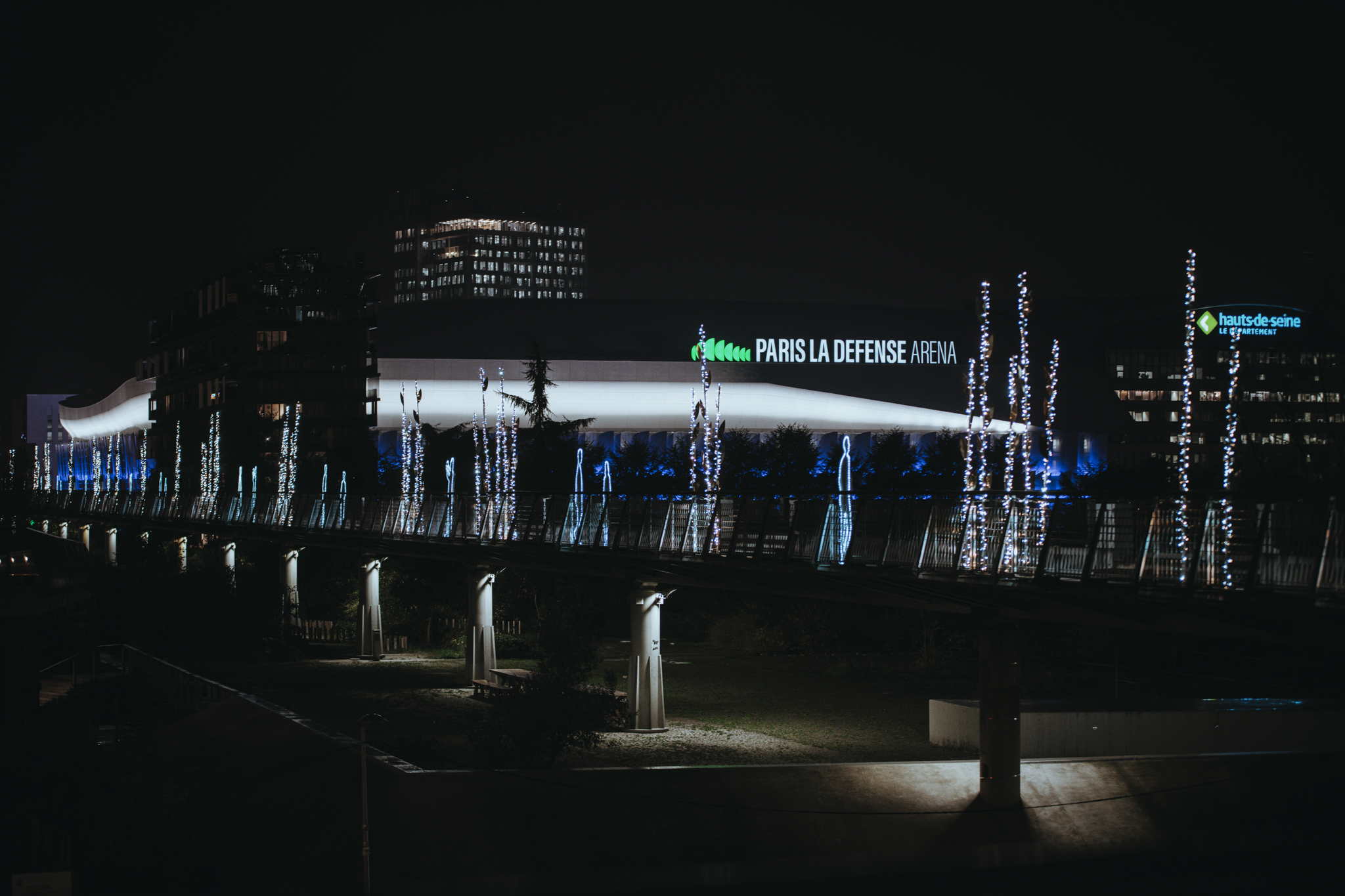 Photo extérieur Paris La Défense Arena concert angèle bâtiment vu depuis le parvis de la défense grande arche
