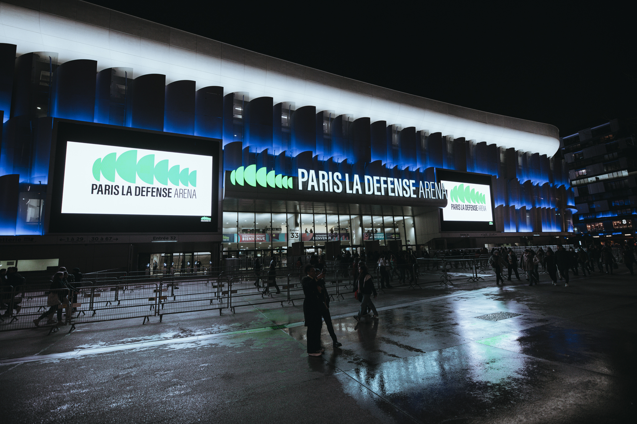 Photo extérieur de Paris La Défense Arena concert Angèle bâtiment avec Leds bleues