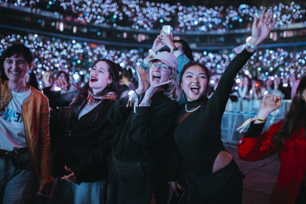 Photo de 4 femmes souriant et posant dans la fosse lors du gala des pièces jaunes