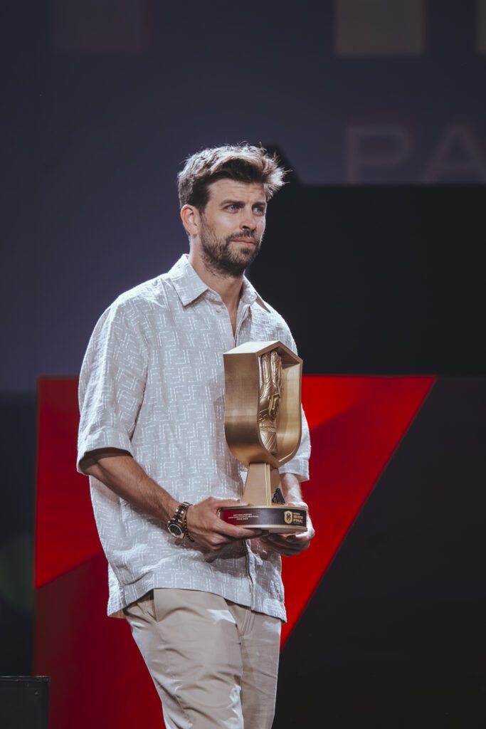 Piqué remise trophée