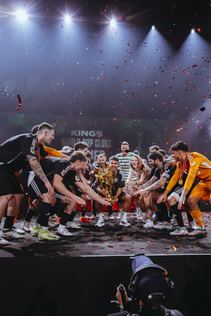soulevé de coupe équipe victoire célébration