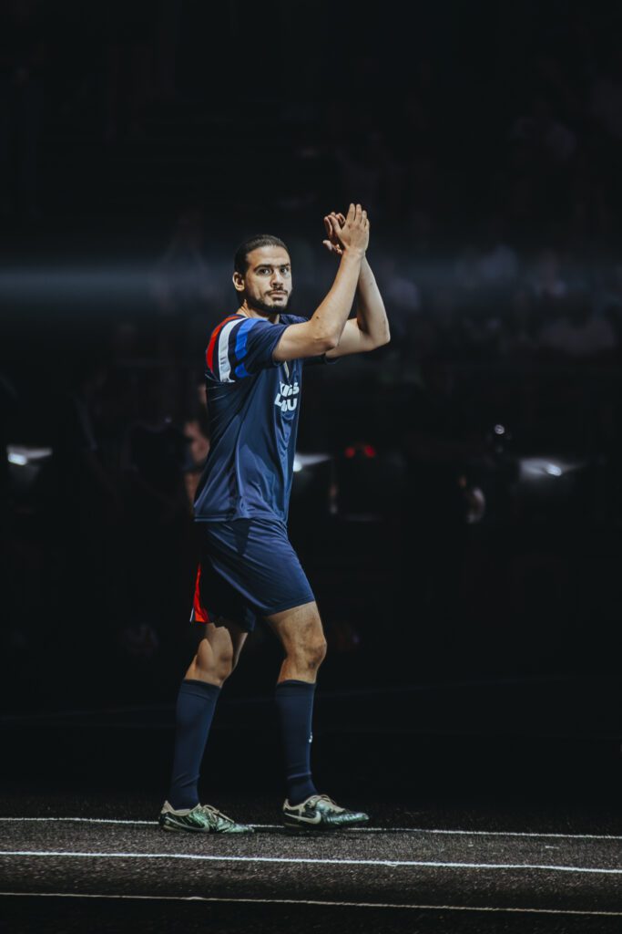 Applaudissement Aminematue terrain maillot