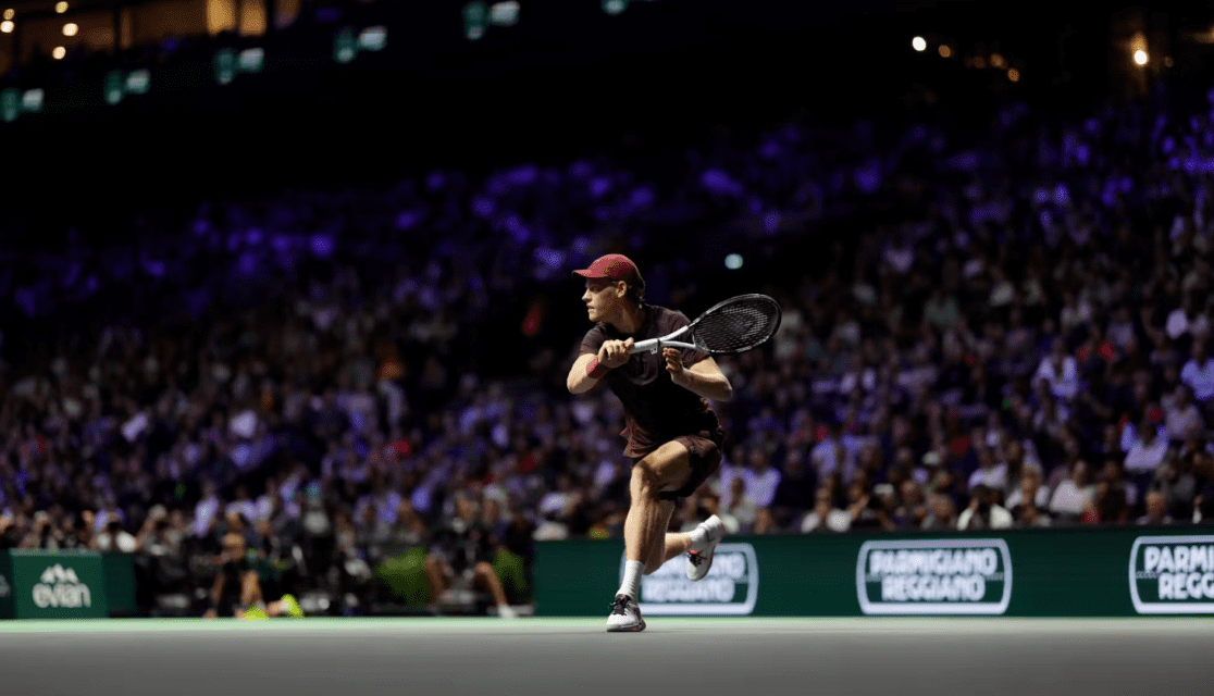 Jannik Sinner sur le court du Rolex Paris Masters