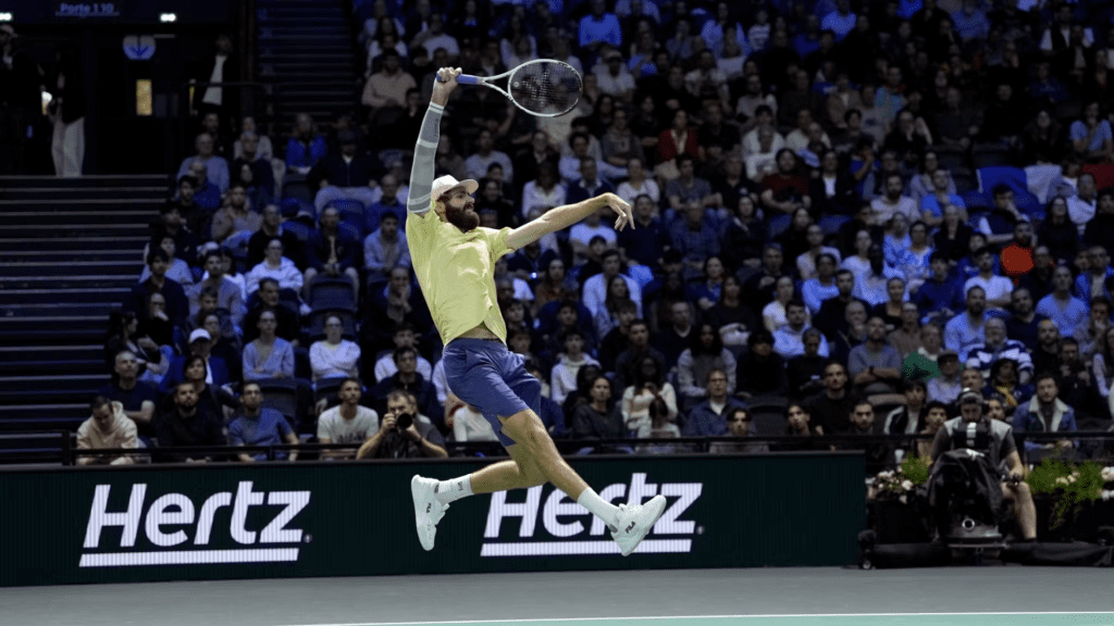 Reilly Opelka sur le court du Rolex Paris Masters