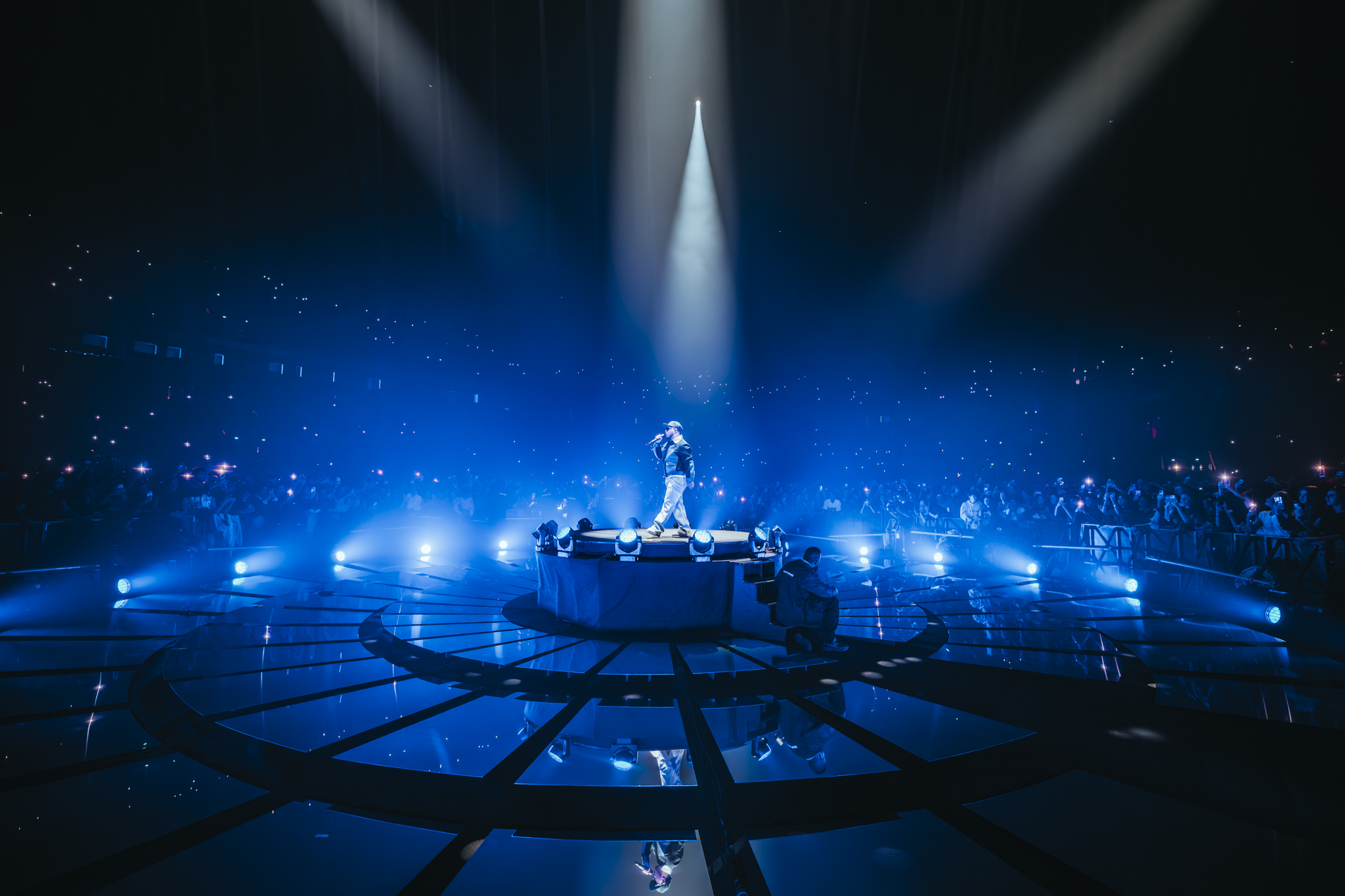 Hamza Paris La Défense Arena scene B stage centrale