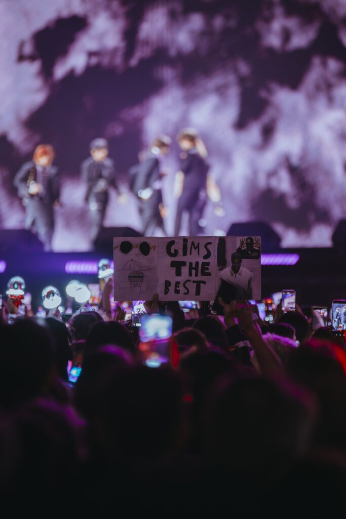 Le Gala des Pièces jaunes Paris La Défense Arena scène serrée Stray kids fosse panneau gims