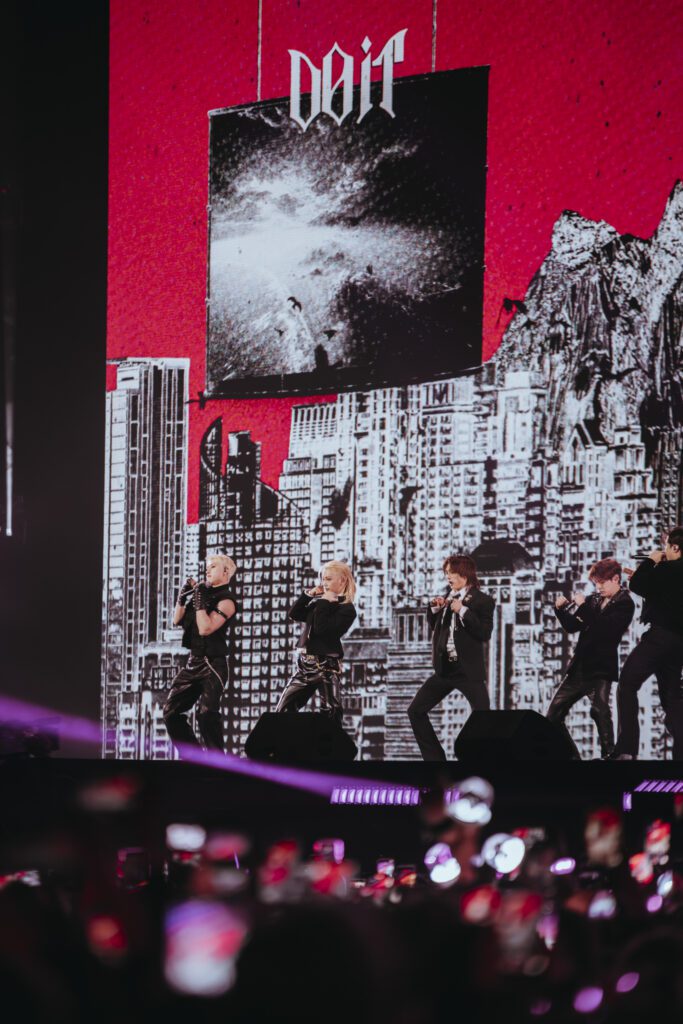 Le Gala des Pièces jaunes Paris La Défense Arena scène serrée Stray kids fosse  mur nord fond led rouge