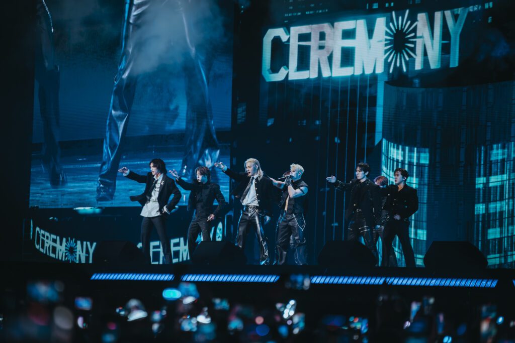 Le Gala des Pièces jaunes Paris La Défense Arena scène serrée Stray kids fosse mur nord fond bleu ceremony groupe complet