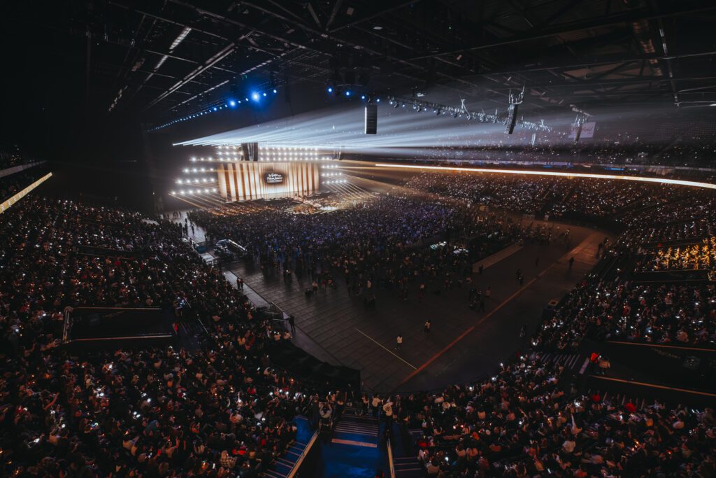 paris la défense arena gala des pièces jaunes large face scène