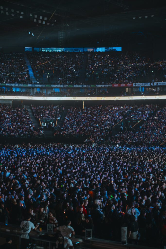 paris la défense arena gala des pièces jaunes foule fosse large