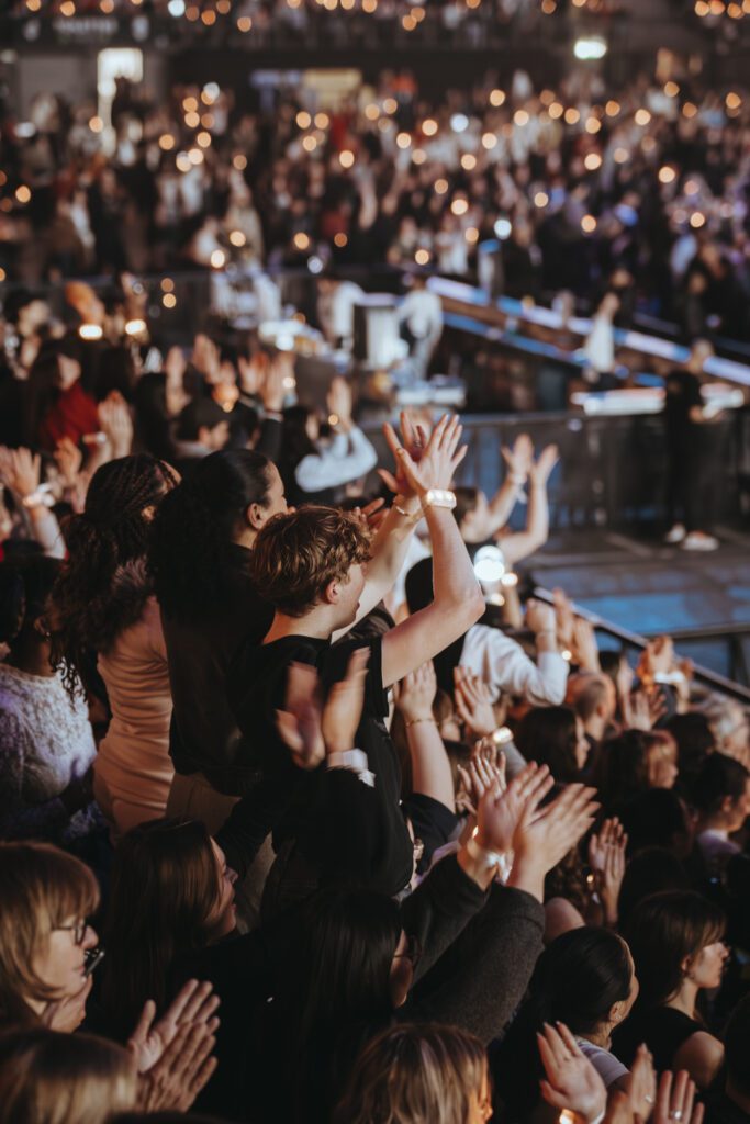 paris la défense arena gala des pièces jaunes gradins public