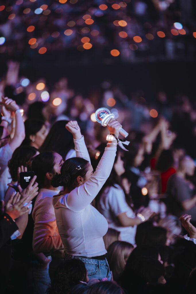 paris la défense arena gala des pièces jaunes foule gradins serré
