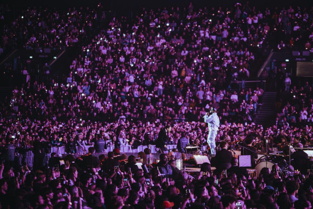 paris la défense arena gala des pièces jaunes foule large fosse