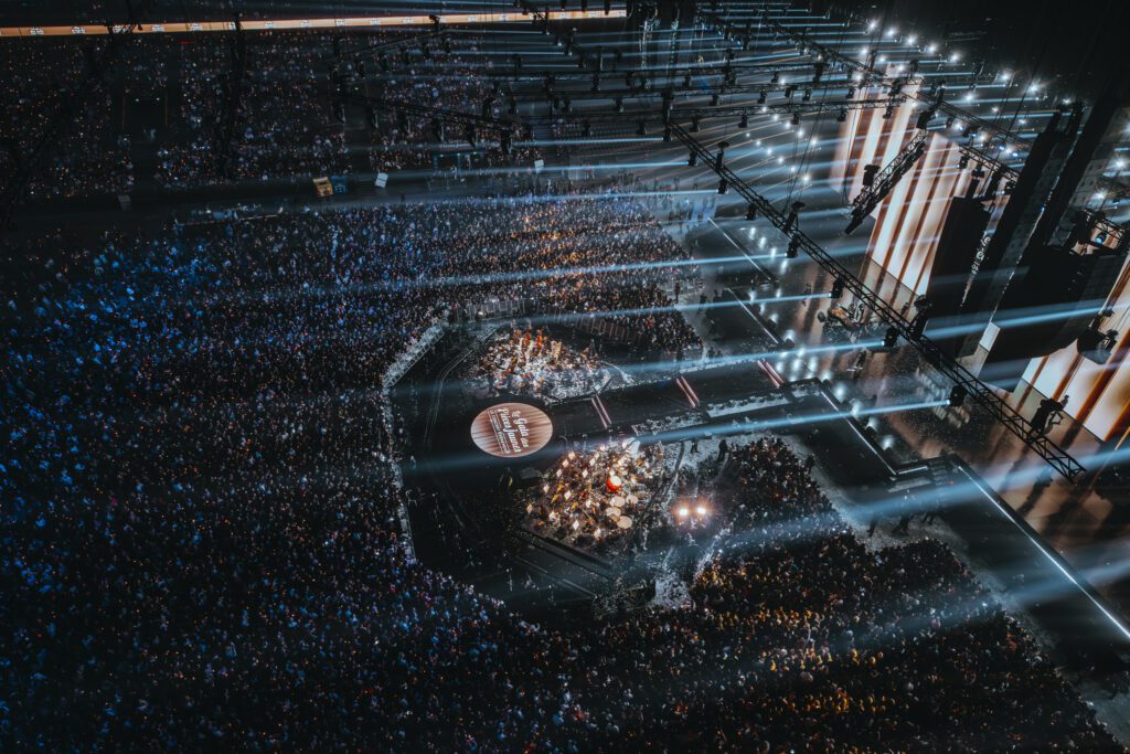 paris la défense arena gala des pièces jaunes foule large fosse gril