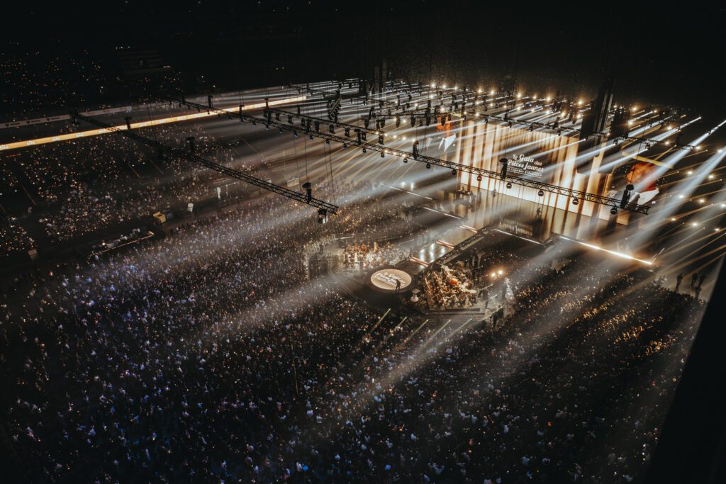 Le Gala des Pièces jaunes Paris La Défense Arena scène large vue mur nord