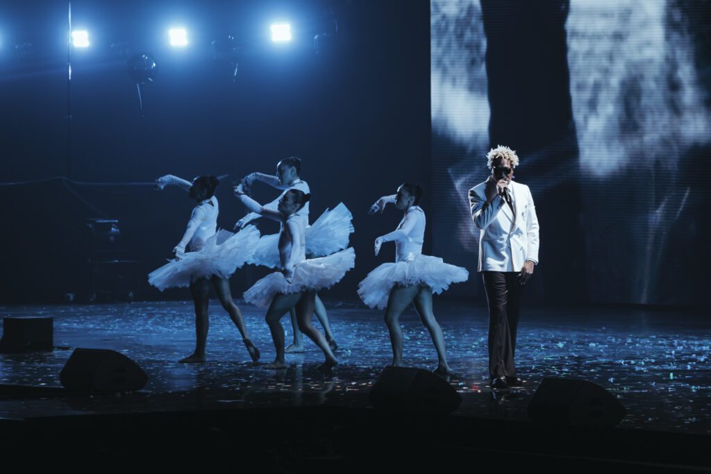 Le Gala des Pièces jaunes Paris La Défense Arena serré scène future danseuses au complet