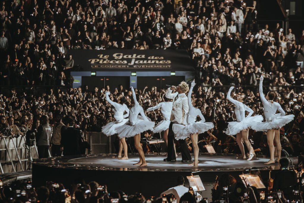 Le Gala des Pièces jaunes Paris La Défense Arena serré scène future danseuses au complet b stage