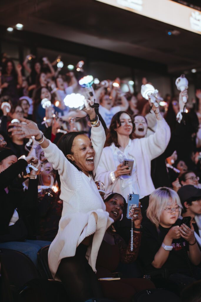 paris la défense arena gala des pièces jaunes serré gradin spectateur