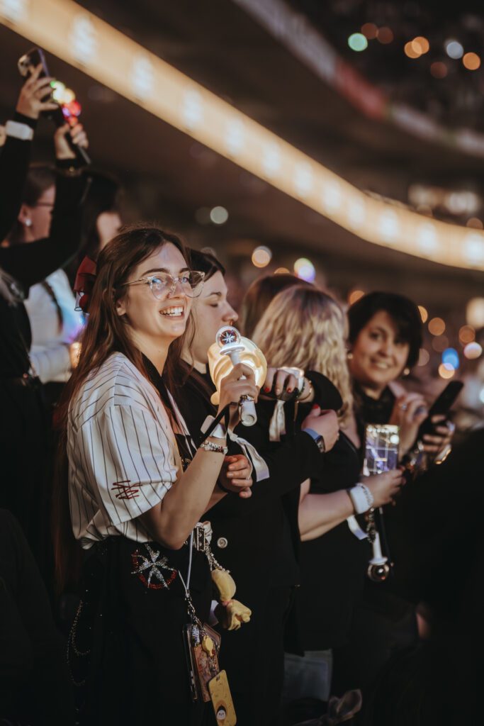 paris la défense arena gala des pièces jaunes serré gradin spectateur détail sourire