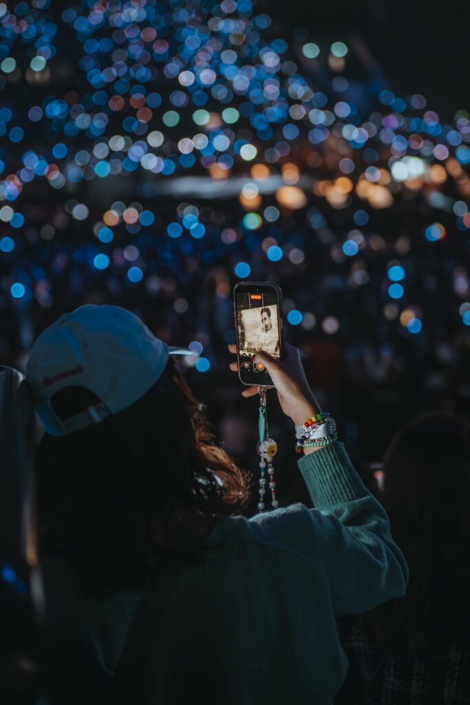 paris la défense arena gala des pièces jaunes serré gradin spectateur détail téléphone focus