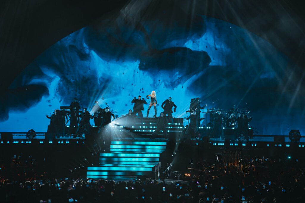 Le Gala des Pièces jaunes Paris La Défense Arena scène serrée Christina Aguilera mur nord entrée fond bleu