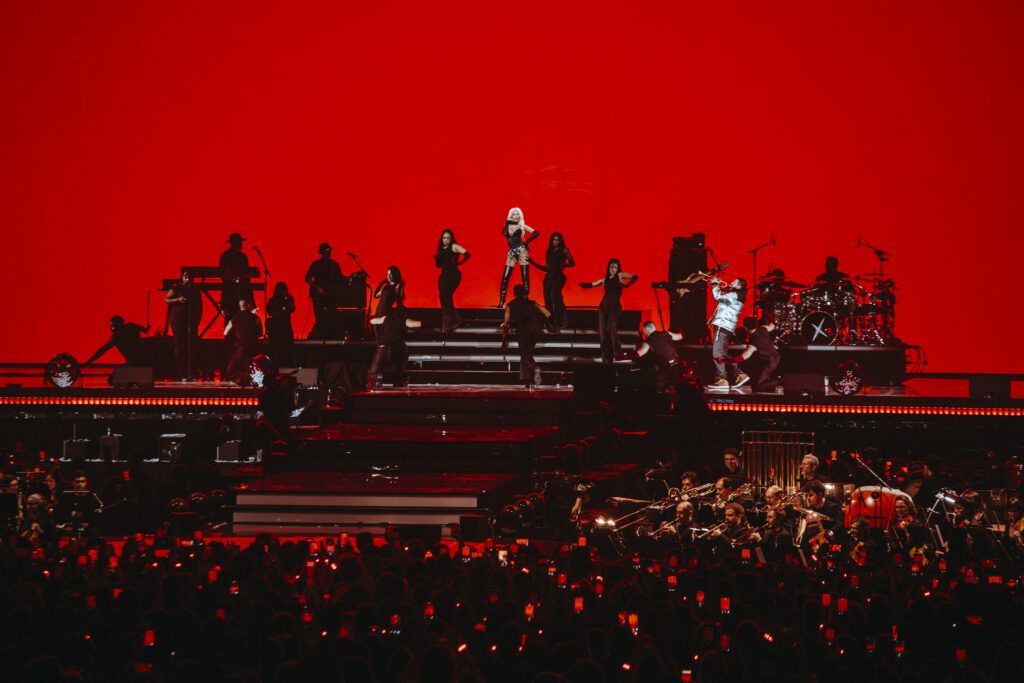 Le Gala des Pièces jaunes Christina Aguilera scène Paris La Défense Arena fond rouge large