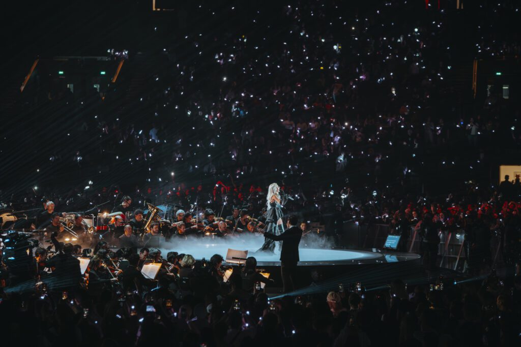 Le Gala des Pièces jaunes Paris La Défense Arena scène serrée Christina Aguilera b stage
