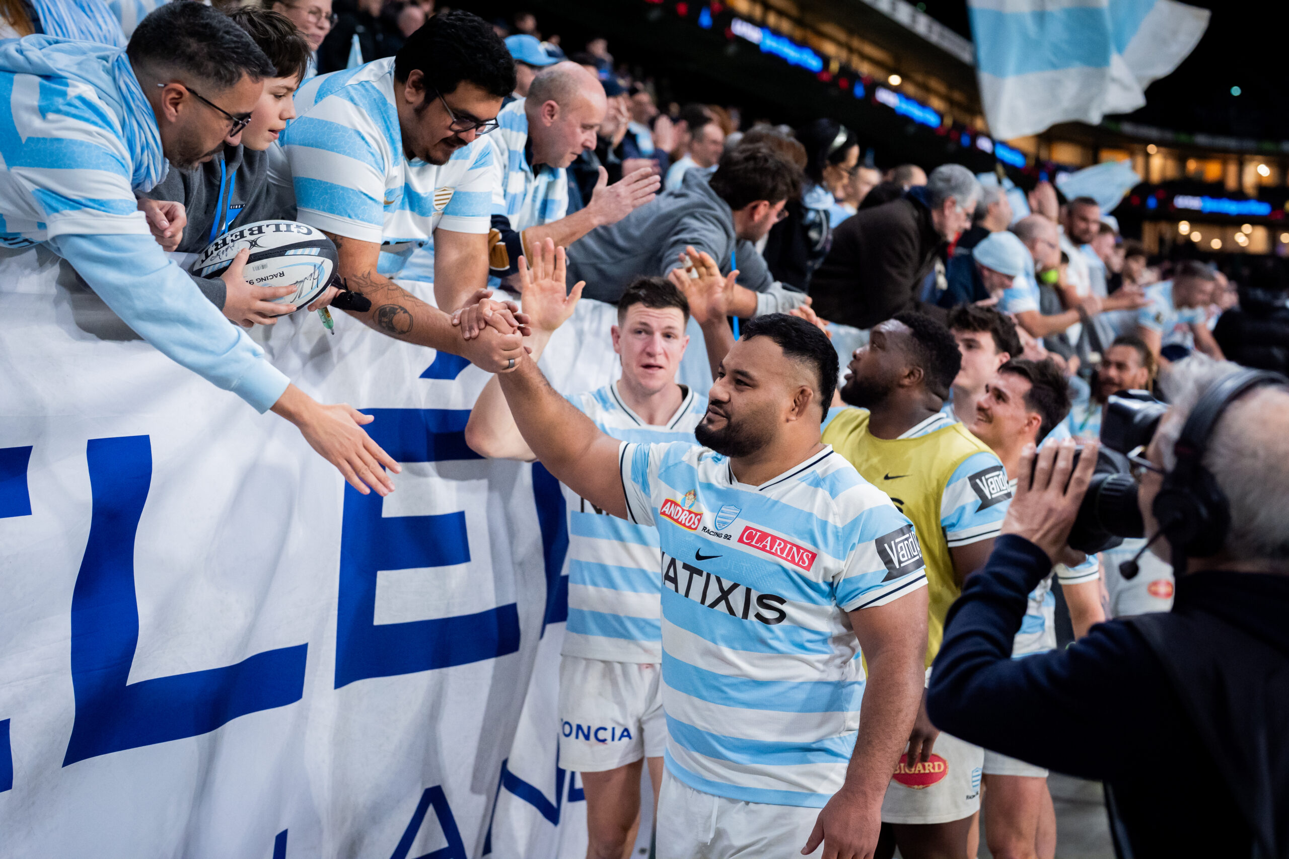 Joueurs Racing 92 avec la Mêlée Ciel & blanc